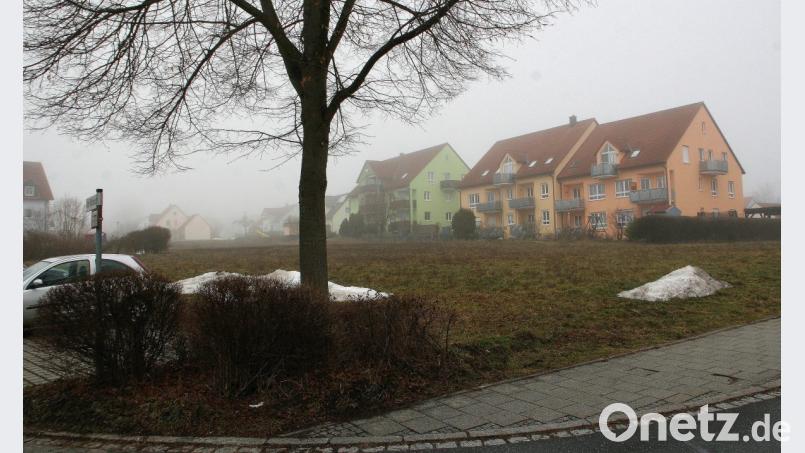 Hinter dem Rathaus können nun Wohnhäuser gebaut werden. Aus dem Sondergebiet, das für ein Altenheim reserviert worden war, wird ein normales Baugebiet. Bild: wro