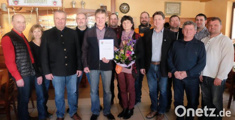 Großer Bahnhof zur Verabschiedung von Bauhofleiter Konrad Wisneth (Bildmitte mit Gattin Helga) im Gasthof „Anderl“. Bürgermeister Josef Deichl (Dritter von links) würdigte die gewissenhafte Bewältigung des vielfältigen Aufgabenfeldes im Beisein seines Stellvertreters Andreas Altmann (Fünfter von rechts), des Geschäftsleiters Martin Janz, Kindergartenleiterin Sonja Rojer und Kämmerers Hans Werner (von links) sowie des Bauhofteams.. .. Bild: ohr