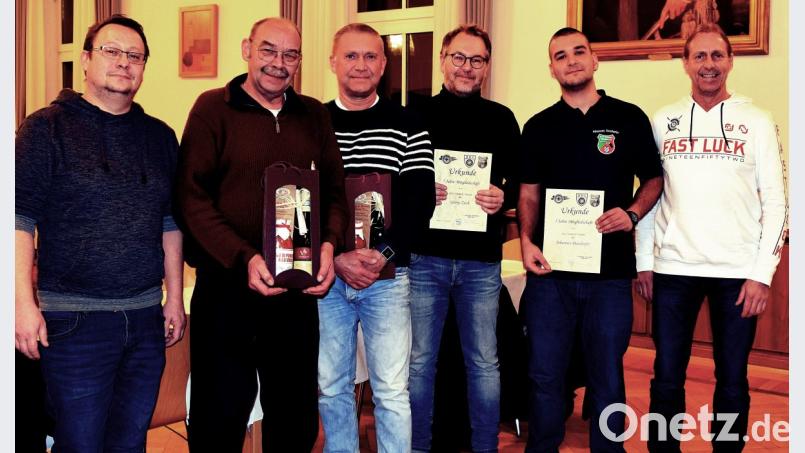 Die Geehrten präsentieren stolz ihre Urkunden (von links): Michael Nickl, Klaus Weber, Thomas Koller, Georg Zach, Johannes Dandorfer und Vorsitzender Stefan Fuchs. Bild: R. Kreuzer