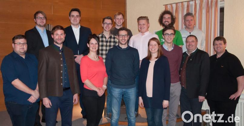 Regina Wirth (Sechste von rechts) steht neu an der Spitze des Ortsverbandes der Jungen Union. Das Bild zeigt sie im Kreis ihrer Vorstandskollegen und der Ehrengäste. Bild: exb