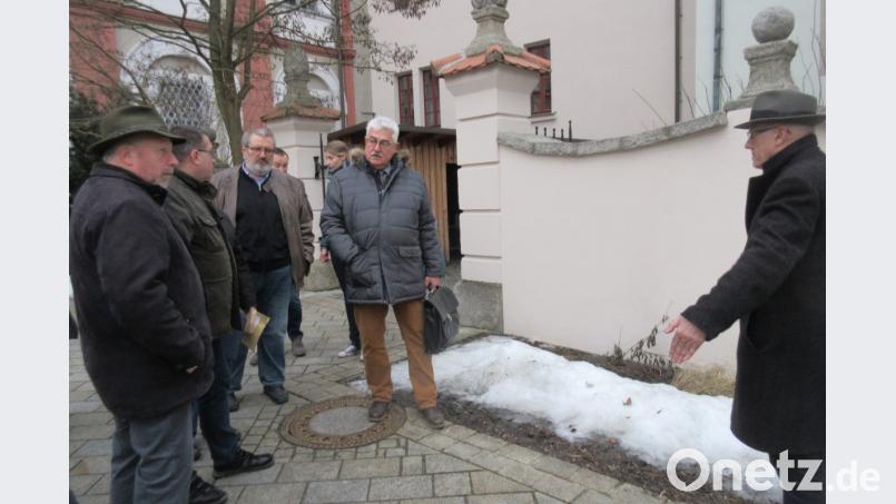 Der Bauausschuss und Experten des Landratsamtes sprechen vor dem Hof zwischen Altem und Neuem Schloss über die künftige Gestaltung mit zwei Bäumen. Bild: ui