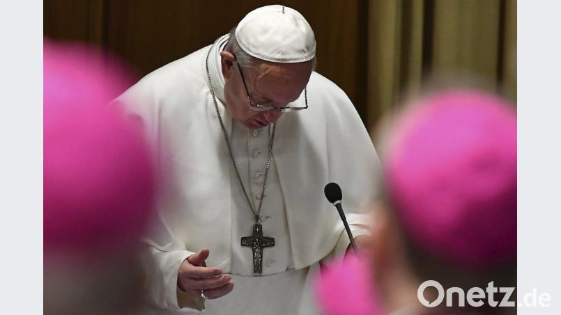 Papst Franziskus betet bei der Eröffnung des Gipfeltreffens zum Thema Missbrauch. Bild:  Vincenzo Pinto/dpa