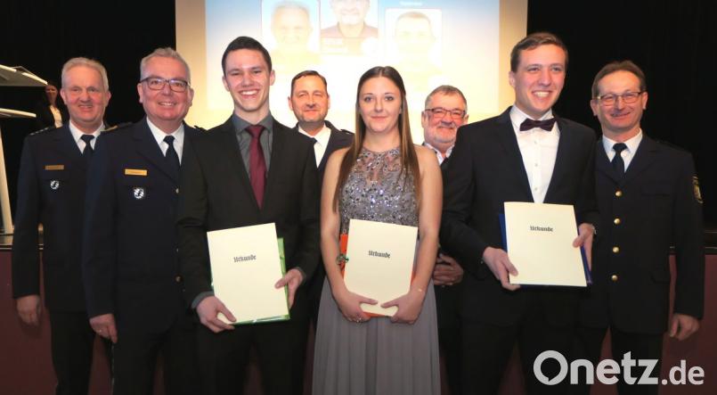 Polizeipräsident Wolfgang Sommer (Zweiter von links), Ausbilder und Ehrengäste zeichneten die Absolventen Patrick Peschamel, Verena Spannbauer und Florian Hartmannsgruber (von links, mit Urkunde) besonders aus. Bild: Hirsch