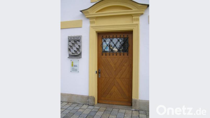 Am Finanzamt Waldsassen (hier der Eingang zum Service-Zentrum) werden aktuell 26 Nachwuchskräfte für die zweite und dritte Qualifizierungsebene ausgebildet. Bild: pz