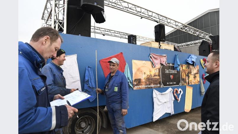 Der amtlich anerkannte Sachverständige Ralf Dittrich (von links) prüft den Faschingswagen ganz genau. Thomas Englhard, Richard Hiller und Holger Reuster unterstützen ihn, wo sie nur können. Bild: Petra Hartl