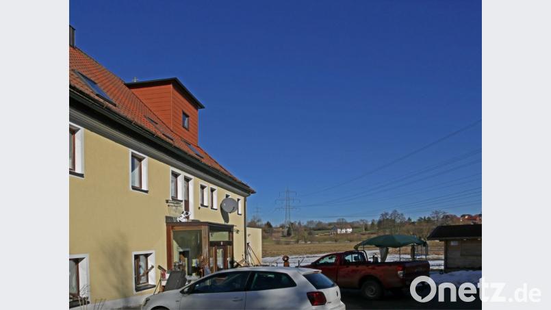 Die Masten und Stromkabel führen genau durch das Grundstück der Hammermühle. Beim Anwesen Hammermühle 2 im Hintergrund ist einer der Stromgiganten nur 30 Meter vom Haus entfernt. Bild: tr