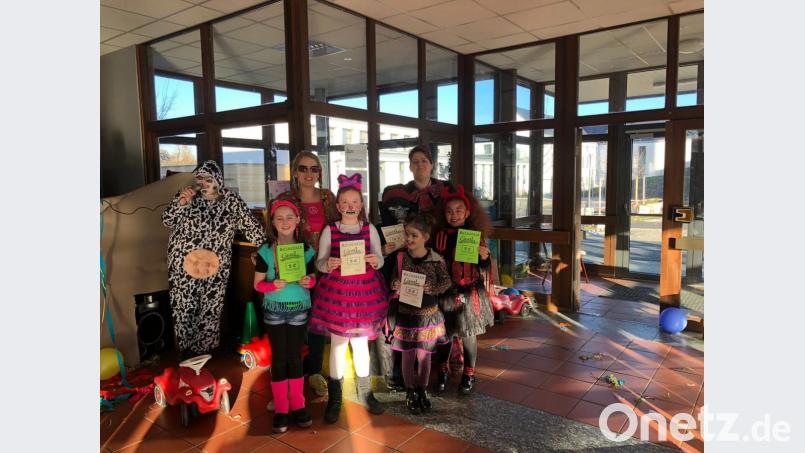 Die Sieger der Maskenprämierung erhielten Gutscheine. Mit ihnen freuten sich Ulrike Kneidl (hinten, von links), Melanie Richter und Susanne Schnabel. Bild: myd