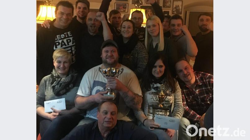 Die Sieger (sitzend, von links) Ilona Kreuzer, Marco Schregelmann und Sabrina Kick Bild: tok