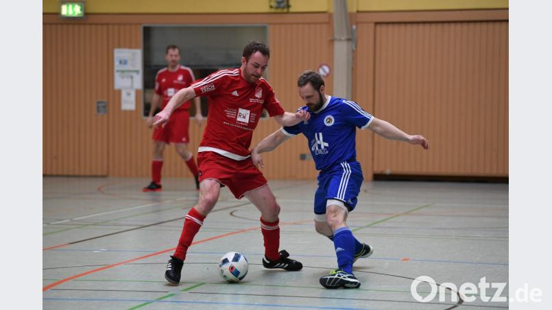 In der Vorrunde vergangenes Jahr traf der Gastgeber SV Raigering (in Blau) auf den SV Inter Bergsteig - in der GMG-Halle. Dieses Jahr wird in der triMAX gespielt. Bild: brü