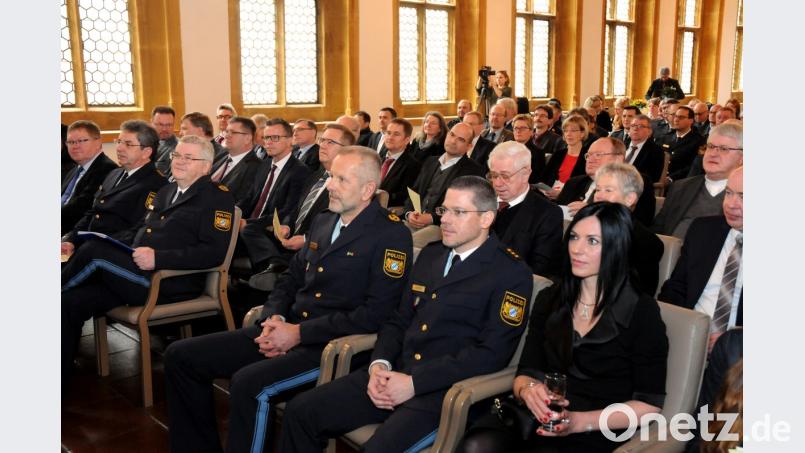 Thomas Lachner ( Zweiter von rechts) folgt als Leiter der Polizeiinspektion Amberg auf Robert Hausmann (Zweiter von links). Bild: Stephan Huber