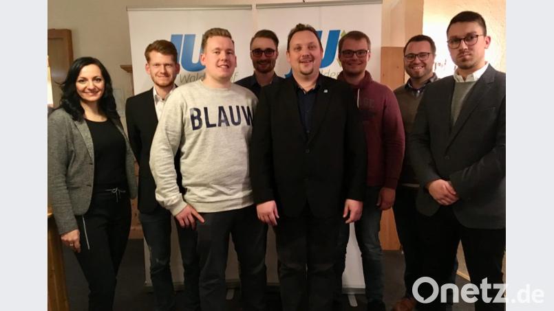 Wahlen bei der Jungen Union: Im Bild von links die designierte Bürgermeisterkandidatin Margit Bayer, JU-Ortsvorsitzender Maximilian Kastner, Kassier Fabian Kastner, Beisitzer Sebastian Aßmann, Schriftführer Mario Rabenbauer, Beisitzer Florian Spörer, JU-Kreisvorsitzender Matthias Grundler, Robin Graske von der JU Marktredwitz. Bild: exb