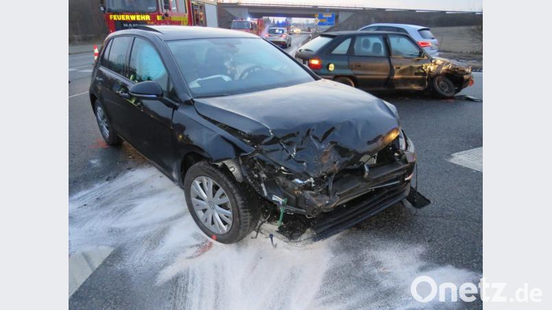 Zwei Autos kollidierten auf der der B22. Bild: adj