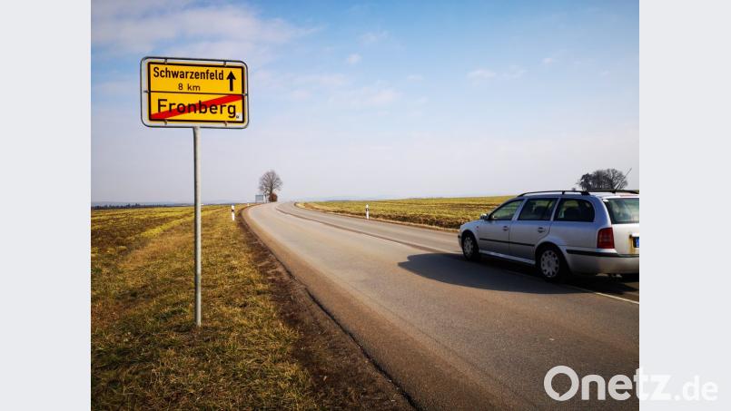 Die Kreisstraße SAD 22 bei Fronberg am nördlichen Ortsausgang von Schwandorf steht als verbesserungswürdig im Straßenbauprogramm des Landkreises. Bild: Thomas Dobler