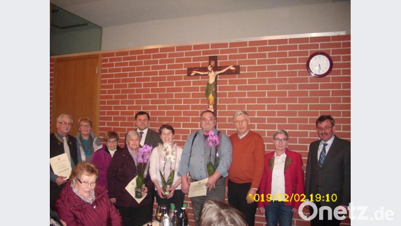 Der Krankenpflegeverein Hohenkemnath ehrt treue Mitglieder (von links): Vorsitzender Josef Huf, Mathilde Plank, Martha Schumann, Maria Neger, Caritas-Geschäftsführer Günther Koller, Gaby Huf, Heiner Dudek, Christian Wenkmann sen., Pflegedienstleiterin Christl Knorr und Pfarrer Klaus Birnthaler. Bild: snn