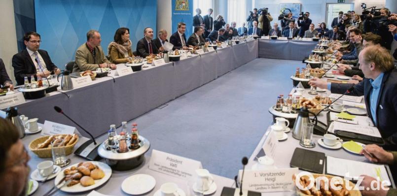 Vertreter der Staatsregierung, von Umweltaktivisten und weiterer Verbände beim ersten Treffen des Runden Tischs in der Staatskanzlei. Nach dem erfolgreichen Volksbegehren zum Artenschutz wurde besprochen, wie es jetzt weitergehen soll. Bild: Matthias Balk/dpa