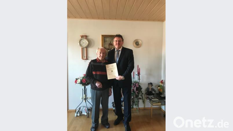 Bürgermeister Hans-Martin Schertl (rechts) überbringt Jubilar Franz Rauscher die Glückwünsche der Stadt Vilseck. Bild: Stefanie Gradl