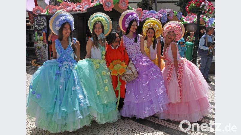 Lebensfreude - farbenfroh, attraktiv und intensiv. In bunten Kostümen werben die Frauen für das bevorstehende Blumenfest auf Madeira. Das ist nur eines von bestechend bunten Bildern, die Bernhard Neumann bei Fotoklub präsentiert. Bild: nm