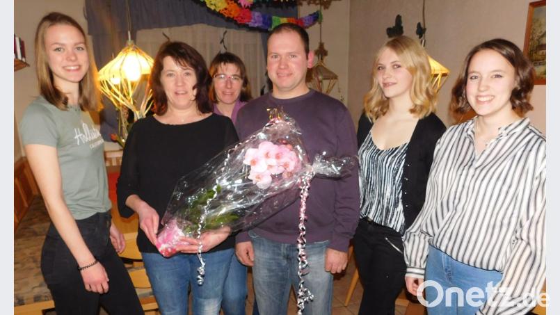 Die Landjugend um Maria Merkel und Steffi Popp (von rechts) sowie Sabrina Scherm (links) weiß, was sie an den Scherm-Kindern hat: Karin Merkel, Annerose Günthner und Alfons Scherm gehören seit 30 Jahren zu den Stützen der Landjugend Haidenaab. Bild: hai