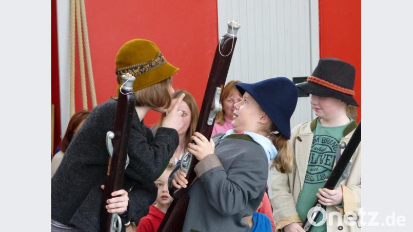 Mit Blick auf Gestik und Mimik fanden sich doch einige Nachwuchstalente unter den Schülern aus Teunz und Niedermurach. Mit Ensemblemitgliedern der &quot;Kinderoper Papageno&quot; gestalteten die Buben und Mädchen &quot;Peter und der Wolf&quot; aktiv mit. Bild: sgs