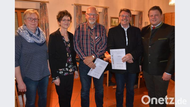 Langjährige Mitglieder ehrte der Obst- und Gartenbauverein Mitterteich. Seit 25 Jahren im Verein sind Wolfgang Kolb (2. von rechts) und Reiner Gärtner (Mitte). Dafür wurden sie von beglückwünscht von (von links) Vorsitzende Marion Puchta und stellvertretende Kreisvorsitzende Inge Härtl, sowie 2. Bürgermeister Stefan Grillmeier (rechts). Bild: jr