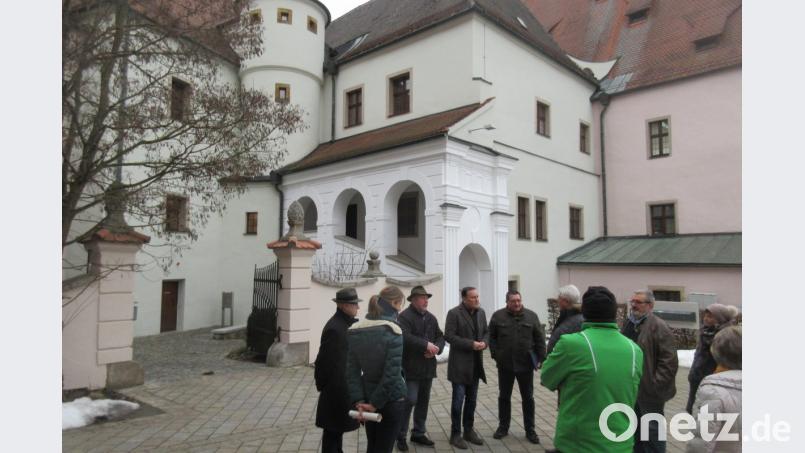 Der Bauausschuss und Experten des Landratsamtes sprechen vor dem Hof zwischen Altem und Neuem Schloss über die künftige Gestaltung mit zwei Bäumen. Bild: ui