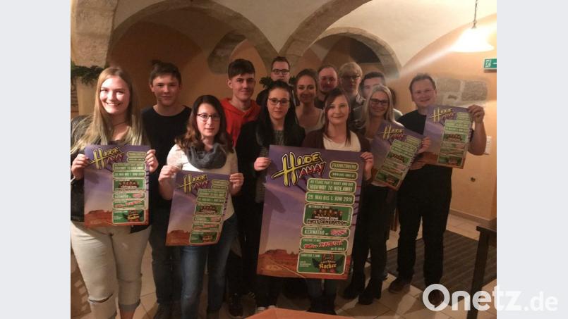 Vanessa Barthelmann, Daniel Freiberger, Anna Kettel, Alexander Krauß, Magdalena Kettel, Daniel Rodler, Luisa Reiß, Martin Gräbner, Vorsitzende Denise Zyla, Michael Schmid, Bastian Schwenk und Lisa Dech vom Hide-away-Vorstand sowie der Jugendbeauftragte der Gemeinde Speichersdorf, Christian Porsch (von links), werben für das Vereinsjubiläum. Bild: exb