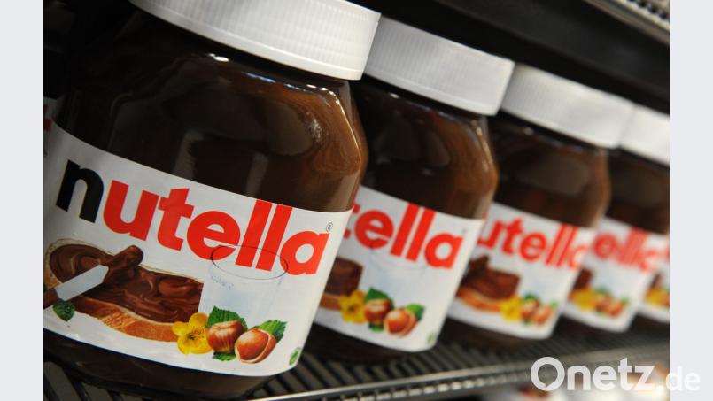 Nutella-Gläser stehen in einem Regal. Symbolbild: Marcus Brandt/dpa