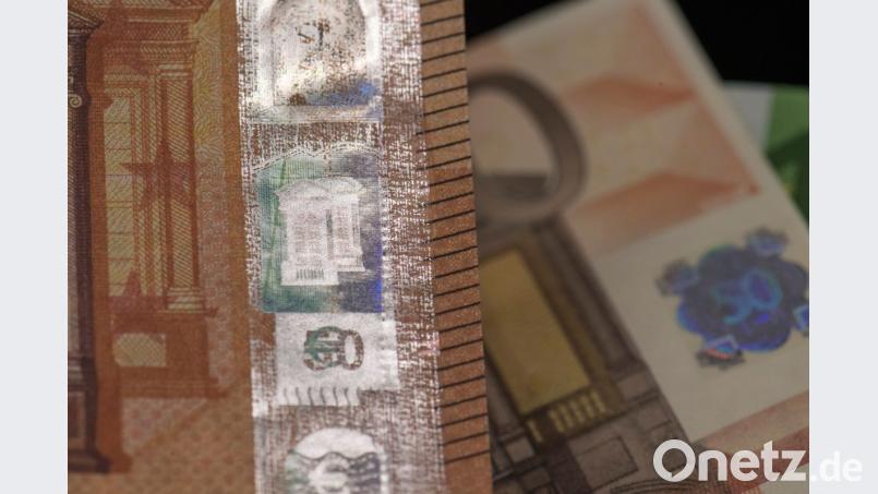 Bei den Banknoten gibt es verschiedene Sicherheitsmerkmale. Der Service der Polizei-Beratung berät mit einem Informationsblatt oder im Internet. Auch die Bundesbank und jede Polizeidienststelle geben wertvolle Tipps zum Erkennen von Falschgeld. Symbolbild: Boris Roessler/dpa