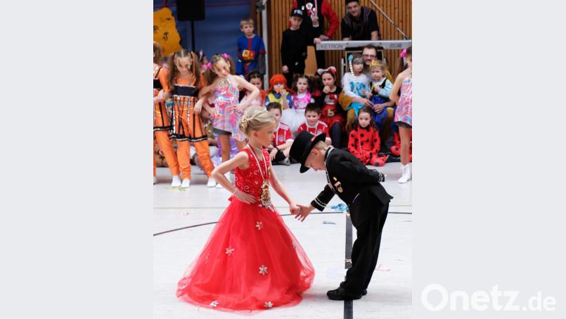 Sehnsüchtige Blicke begleiten den Auftritt des galanten Prinzenpaars Hannah III. und Johann-David I. Bild: twi