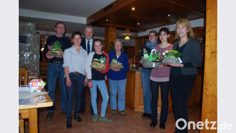 Die Jahresversammlung markiert den ersten Akt bei der 100-Jahr-Feier des Gartenbauvereins. Von links Günter Oberleiter, Vorsitzende Kerstin Bodendörfer, Landrat Richard Reisinger, Naomi Bodendörfer, Monika Telle, Pia Bräuer, das 100. Mitglied Julia Färber und Bürgermeisterin Brigitte Bachmann. Bild: exb