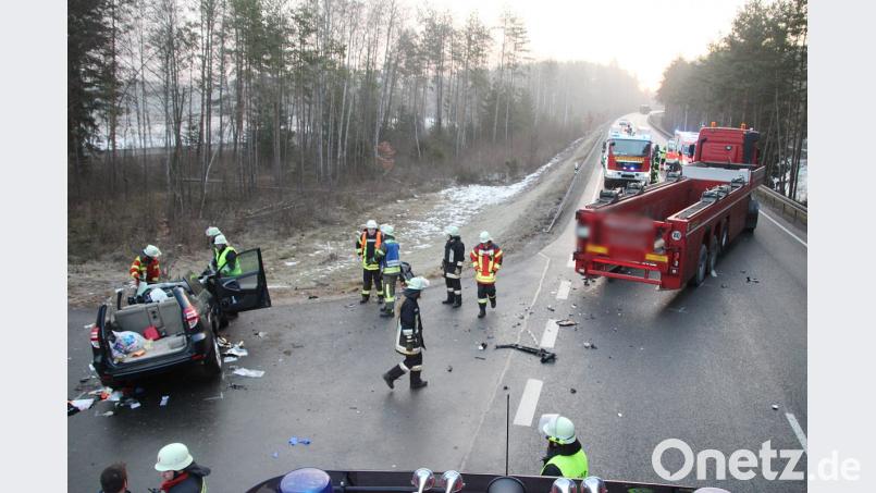 Trümmerhaufen auf der B 470 bei Schwarzenbach. 40 Einsatzkräfte eilen am Donnerstagmorgen zum Unfallort. Bild: jma