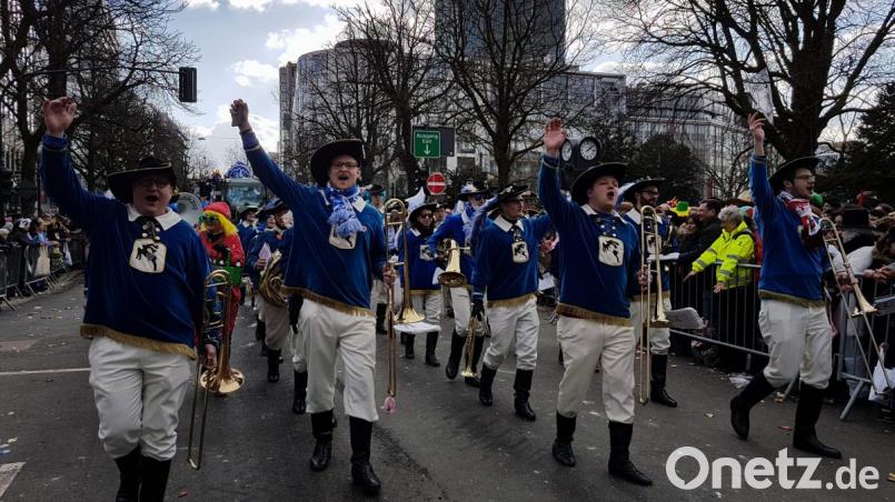 Zum 42. Mal ist der Musikzug beim Rosenmontagzug in der rheinischen Karnevalsmetropole Düsseldorf mit von der Partie. Für die 38 Musiker, Dirigent Wolfgang Vögele und die sechs Majoretten wird die Atmosphäre auf der fünf Kilometer langen Strecke wieder zu einem besonderen Erlebnis. Bild: u