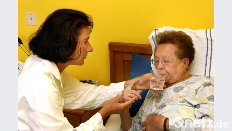 Auch pflegende Angehörigen brauchen Urlaub oder sind selbst mal krank. Eine Lösung ist die Kurzzeitpflege. Symbolbild: Gina Sanders – stock.adobe.com