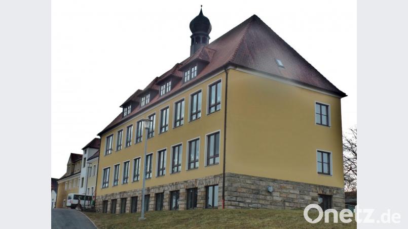 Das Kirchenthumbacher Schulgebäude im Schulgäßchen zu sanieren, ist zu teuer. Deshalb stimmt der Marktgemeinderat für einen Ersatzneubau. Bild: br