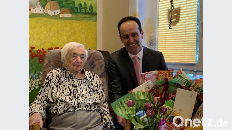 Zum 100. Geburtstag von Anna Hollweck gratuliert Bürgermeister Hans-Jürgen Strehl im Namen der Gemeinde Edelsfeld. Bild: gru