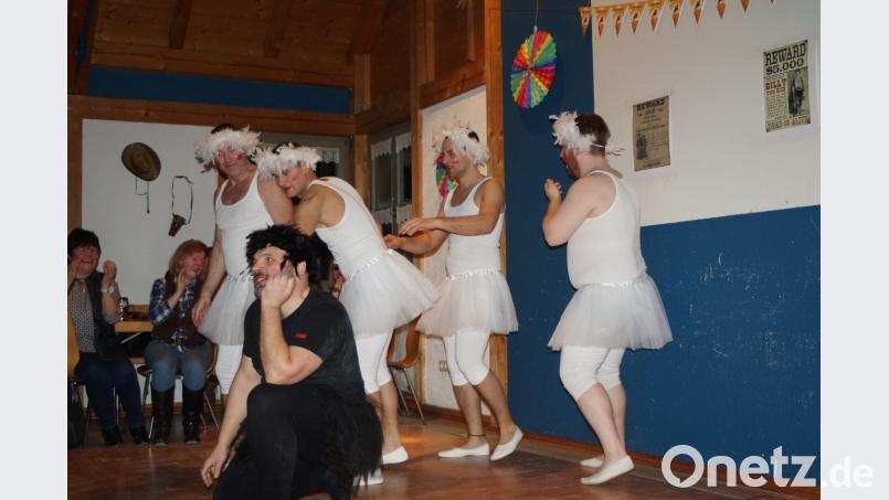 Das Ballett – mit Pfarrer Hans Spitzhirn ganz in schwarz – begeisterte die Besucher. Bild: slh