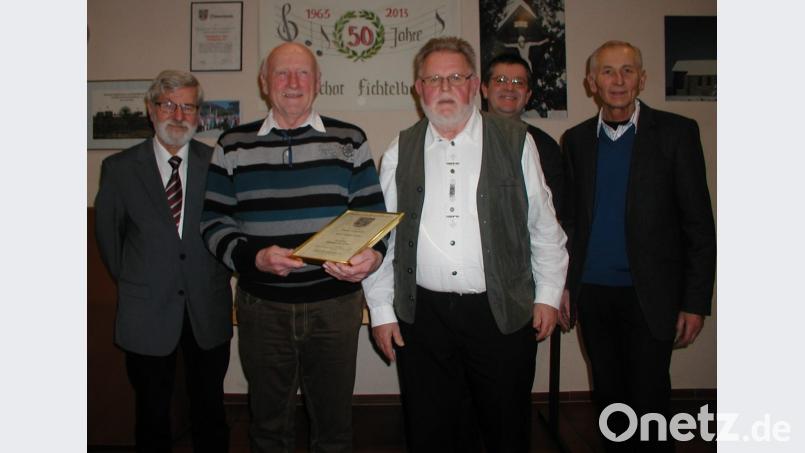 Für 50 Jahre Singen im Chor wurde Walter Zuber (zweiter von links) geehrt. Ihm gratulierten (von links) der Vorsitzende der Sängergruppe Siebenstern Manfred Prechtl, Männerchor-Vorsitzender Hermann Rohe, Pfarrer Ferdinand Weinberger und zweiter Bürgermeister Karl-Heinz Glaser. Bild: gis