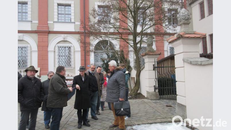 Der Bauausschuss und Experten des Landratsamtes sprechen vor dem Hof zwischen Altem und Neuem Schloss über die künftige Gestaltung mit zwei Bäumen. Bild: ui