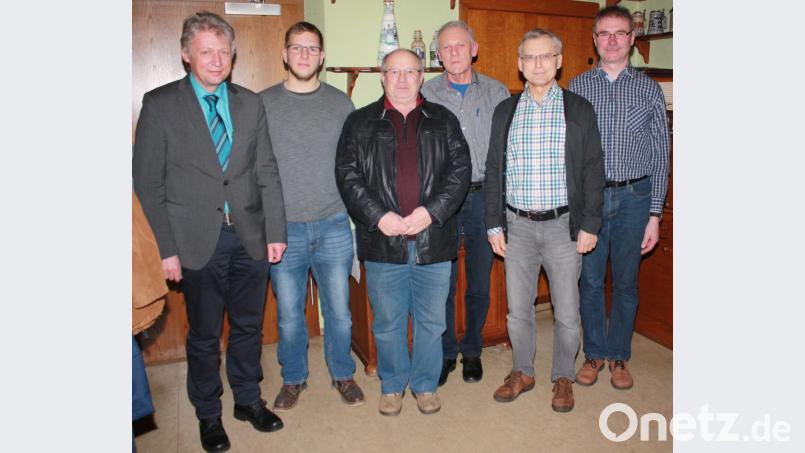 Seit 30 Jahren gehören Johann Schön und Manfred Kopp zu den Imkerfreunden. Im Bild (von links): Bürgermeister Lothar Müller, ein Vorstandsmitglied, Wolfgang Weber vom Vorstand, Johann Schön, Manfred Kopp und Vorsitzender Franz Reichl. Bild: lk