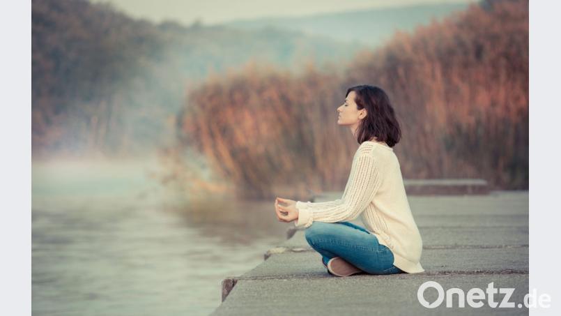 Tauchen Sie in den ruhigen Strom Ihres Atems ein und lassen Sie Ihre Gedanken einfach vorbeiziehen. Bild: taramara78 – stock.adobe.com