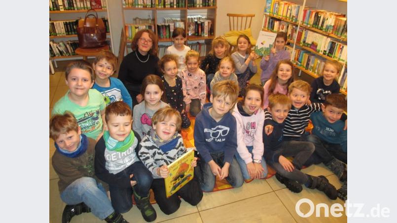 Mit 21 Abc-Schützen besucht Klassenleiterin Anita Haberkorn (Mitte hinten) die katholisch-öffentliche Bücherei in Kastl. Dort gibt es für die Mädchen und Buben viel interessantes zu entdecken. Bild: rpp