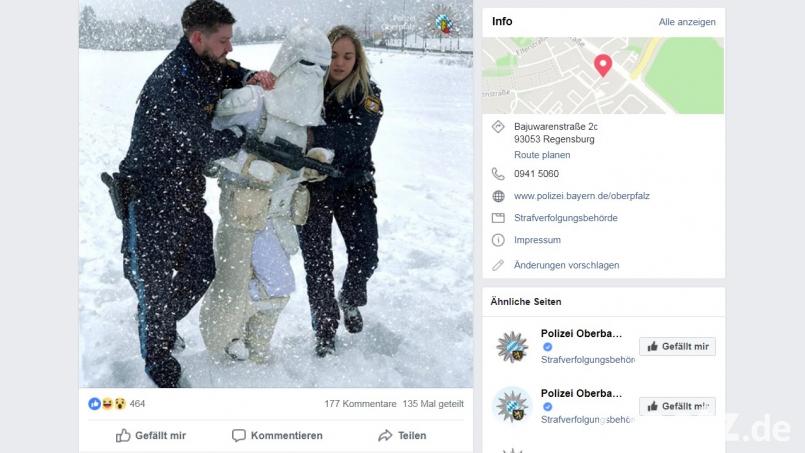 Dieser "Snowtrooper" des Polizeipräsidiums Oberpfalz versuchte detailgetreu am Original zu bleiben. Er wird in dieser nachgestellten Szene vom Polizei Präsidium Oberpfalz abgeführt, weil auch Gegenstände, die mit echten Waffen verwechselt werden können, unter das Waffengesetz fallen. Screenshot: facebook.com/polizeioberpfalz