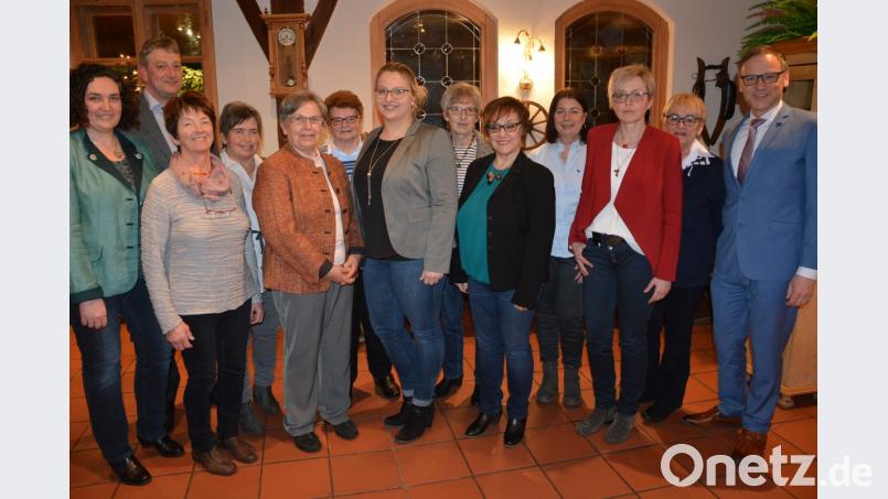 Mit dieser Mannschaft geht die Frauen-Union Waldsassen in die kommenden zwei Jahre. Mit dabei sind (von links) Kreisvorsitzende Tina Zeitler, CSU-Ortsvorsitzender Markus Scharnagl, Brigitte Kliebhan, Anna Seifert, Eleonore Tippmann, Klara Grötsch, die neue Vorsitzende Katja Bloßfeldt, Elfriede Grillmeier, Ursula Eckert, Doris Sommer, Sabine Schiml, Monika Sticht und Bürgermeister Bernd Sommer. Bild: jr