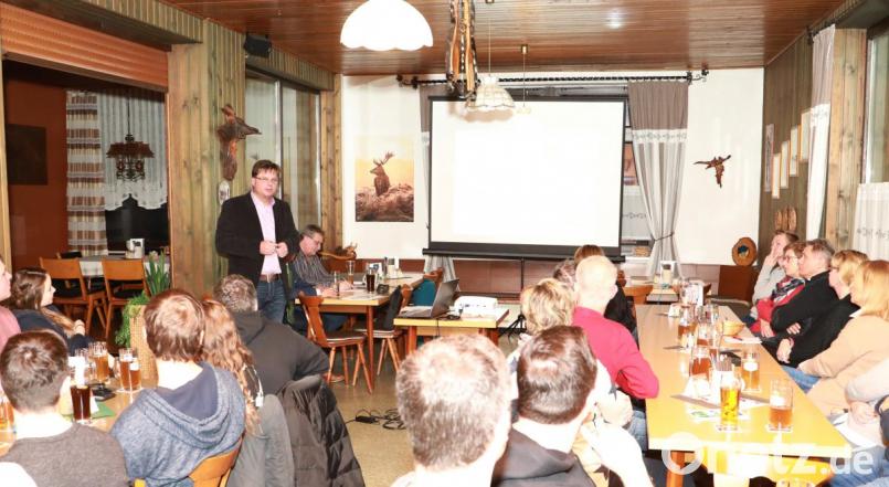 Sachgebietsleiter Frank Langguth (stehend) vom Amt für Ländliche Entwicklung aus Tirschenreuth stellte den Einwohnern den Ablauf einer Dorferneuerung und den daraus resultierenden Möglichkeiten vor. Bild: njn