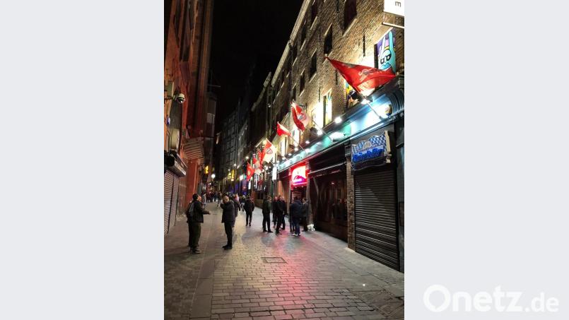 Die Pubs in Liverpool begrüßen die Bayernfans mit Fahnen. Bild: mr