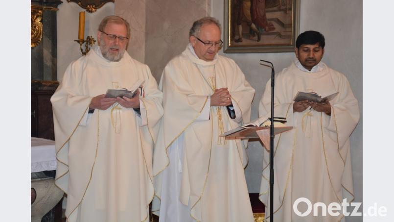 Angeführt wurde der allmonatliche Resl-Gebetstag am Montagabend vom Salzburger Domkustus Dr. Johann Reißmeier (Mitte), mit am Altar standen Pfarrseelsorger Pater Benedikt Leitmayr (links) und Pater John vom Kloster Fockenfeld. Bild: jr