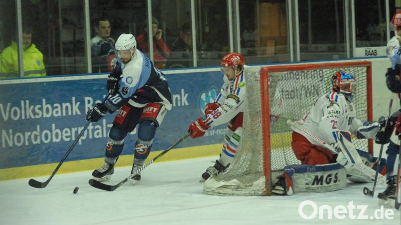 Am vergangenen Freitag gewannen die Blue Devils gegen den Lokalrivalen Selber Wölfe mit 9:3 (Szene mit Marco Habermann, links). An diesem Freitag steht das Oberpfalzderby gegen den EV Regensburg auf dem Programm. Bild: gb