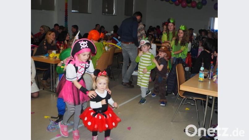 Die Kleinsten führen im Saal die Polonaise an. Bild: gz