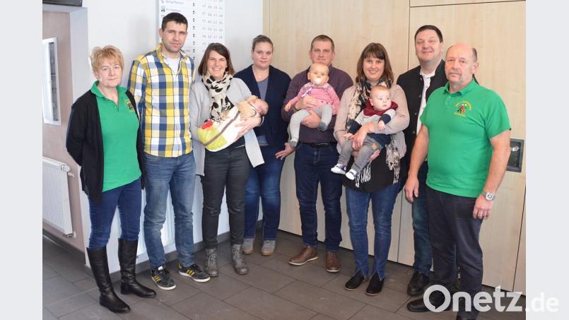 Die beiden Vorsitzenden Manfred Götz (rechts) und Maria Schleicher (links) überreichten den Eltern der Neugeborenen einen Baumgutschein. Bürgermeister Christian Ziegler (Zweiter von rechts) gratulierte den Vätern und Müttern ebenfalls. Bild: nib