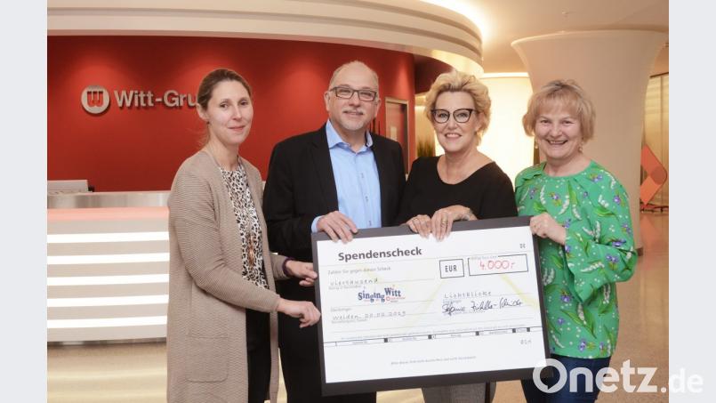 Ihr Gesang hilft Menschen in Not. Mit einer Spende über 4000 Euro für die Hilfsaktion &quot;Lichtblicke&quot; überraschen &quot;Singing Witt&quot;-Chorleiterin Stefanie Zühlke-Schmidt (Zweite von rechts) und Manfred Wiechert die geschäftsführende Verlegerin Viola Vogelsang-Reichl (links) von Oberpfalz-Medien und Schirmherrin Elisabeth Wittmann. Bild: shl